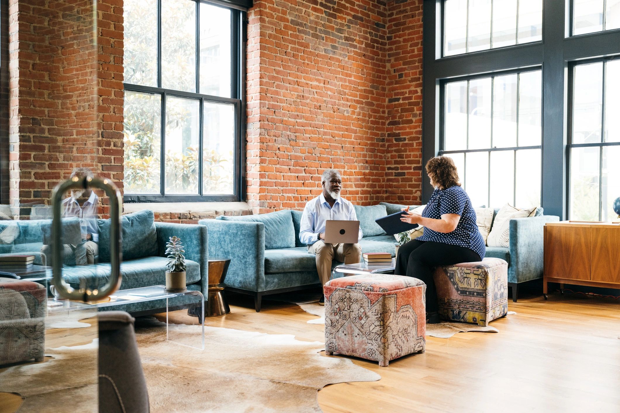 Calm counselling setting with two people in conversation